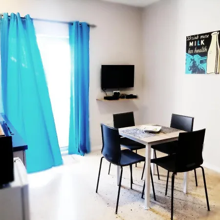 1 Bedroom Flat Adjacent To Bus Stops!