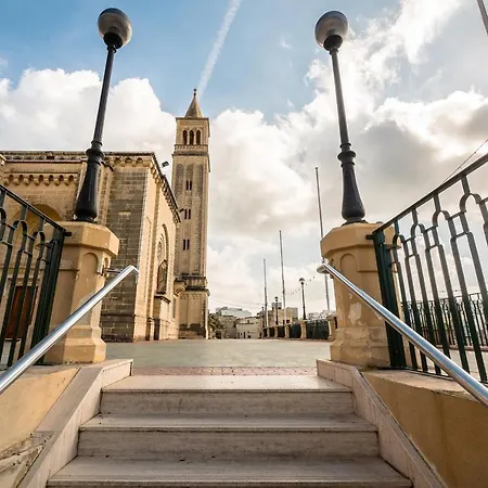 1 Bedroom Flat Adjacent To Bus Stops! * Valletta