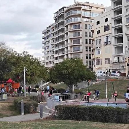 Apartament 1 Bedroom Flat Adjacent To Bus Stops! *