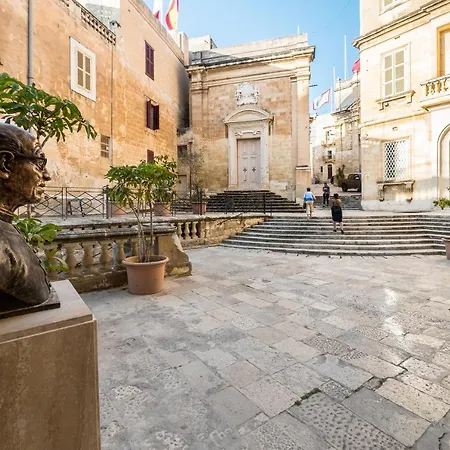 1 Bedroom Flat Adjacent To Bus Stops! Apartament Valletta