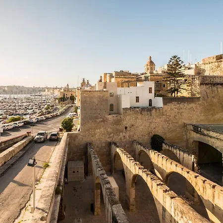 1 Bedroom Flat Adjacent To Bus Stops! Valletta