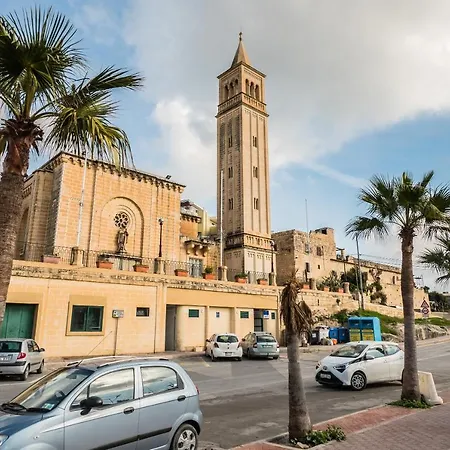 1 Bedroom Flat Adjacent To Bus Stops! Apartament *
