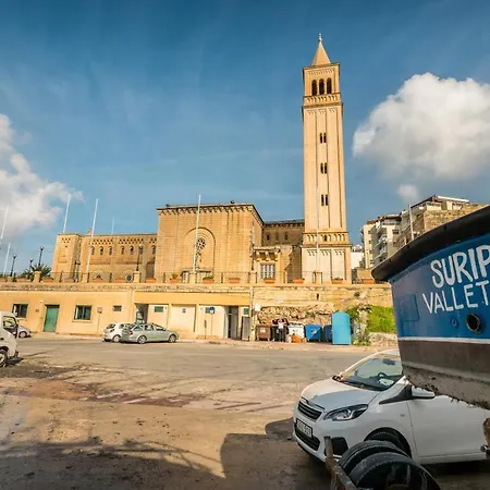 1 Bedroom Flat Adjacent To Bus Stops! Valletta