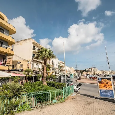 1 Bedroom Flat Adjacent To Bus Stops! Apartament