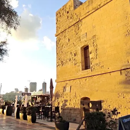 1 Bedroom Flat Adjacent To Bus Stops! * Valletta