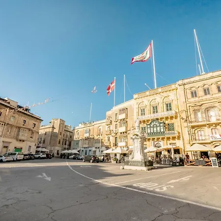 Apartament 1 Bedroom Flat Adjacent To Bus Stops! *