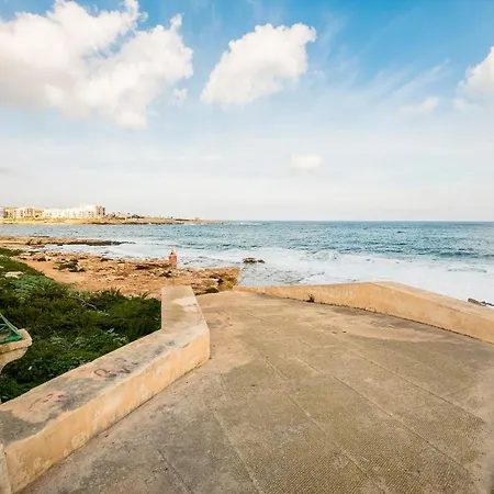 1 Bedroom Flat Adjacent To Bus Stops! Apartament *