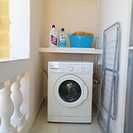 1 Bedroom Flat Adjacent To Bus Stops! 아파트 *
