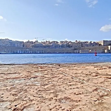 1 Bedroom Flat Adjacent To Bus Stops!