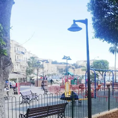 1 Bedroom Flat Adjacent To Bus Stops! 아파트 발레타