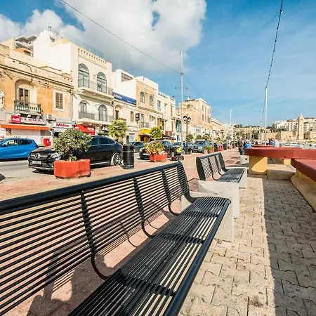 1 Bedroom Flat Adjacent To Bus Stops!