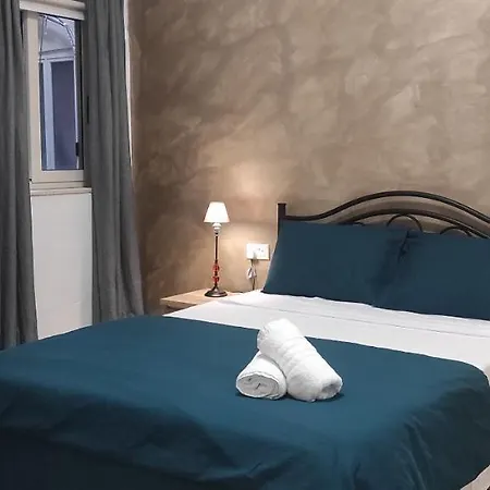 1 Bedroom Flat Adjacent To Bus Stops!
