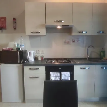 1 Bedroom Flat Adjacent To Bus Stops! 아파트 발레타