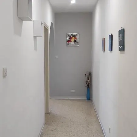 1 Bedroom Flat Adjacent To Bus Stops! 아파트 발레타